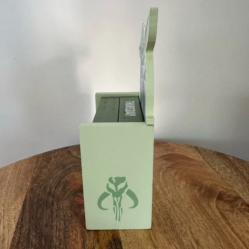 Star Wars Green Baby Yoda Desk Calendar